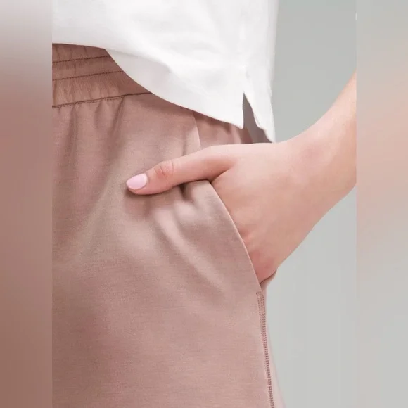 Lululemon Softstreme High-Rise Short 4" NWT Size4 - Picture 3 of 12